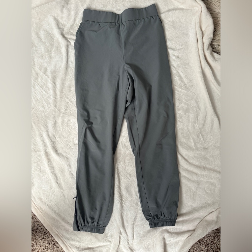 Halara Joggers with pockets and ankle zippers